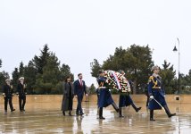U.S. Vice President JD Vance pays tribute to Azerbaijani martyrs in Baku (PHOTO)