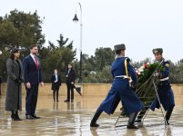 U.S. Vice President JD Vance pays tribute to Azerbaijani martyrs in Baku (PHOTO)