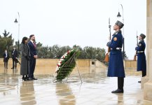 U.S. Vice President JD Vance pays tribute to Azerbaijani martyrs in Baku (PHOTO)