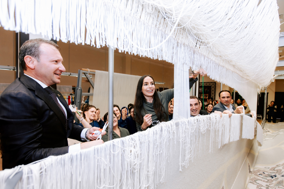 Heydar Aliyev Foundation VP Leyla Aliyeva participates in cutting ceremony for circular hand-woven carpet created by "Azerkhalcha" for Shusha Mosque (PHOTO)