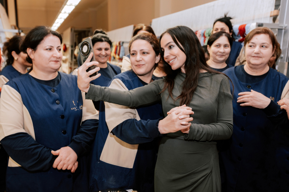 Heydar Aliyev Foundation VP Leyla Aliyeva participates in cutting ceremony for circular hand-woven carpet created by "Azerkhalcha" for Shusha Mosque (PHOTO)
