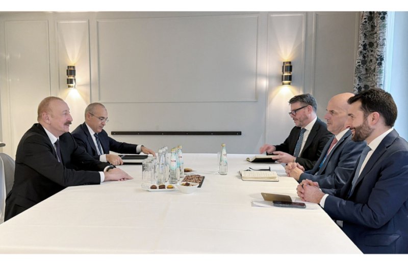 President Ilham Aliyev meets with CEO of Oracle Corporation in Munich