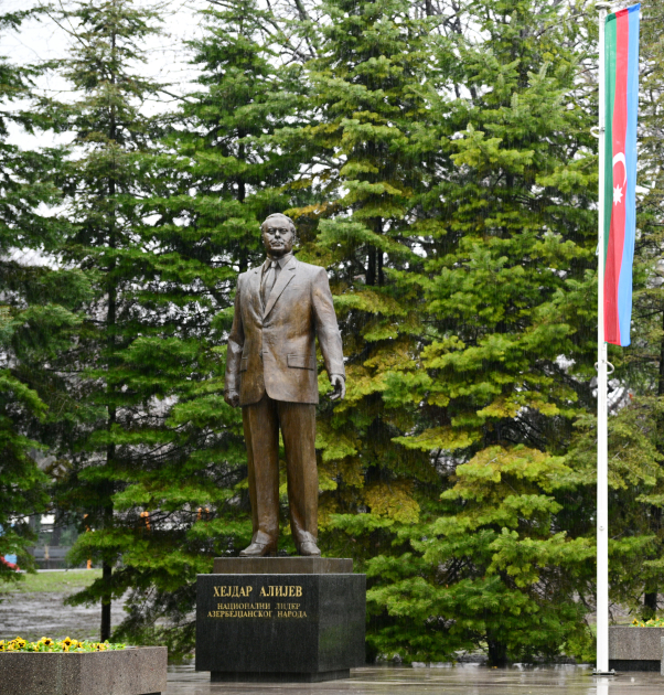President Ilham Aliyev visits monuments to National Leader Heydar Aliyev and prominent Serbian writer Milorad Pavić in Belgrade (PHOTO/VIDEO)