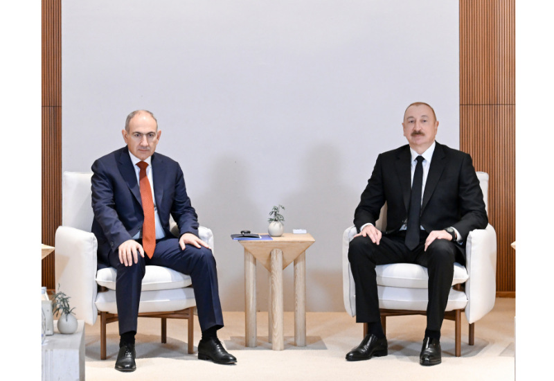 President Ilham Aliyev holds informal talks with PM Nikol Pashinyan in Washington (VIDEO)