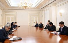 President Ilham Aliyev receives delegation led by Iranian Minister of Roads and Urban Development (PHOTO)