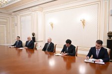 President Ilham Aliyev receives delegation led by Iranian Minister of Roads and Urban Development (PHOTO)