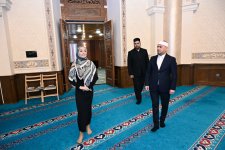 Leyla Aliyeva and Alena Aliyeva visit Juma Mosque (PHOTO)