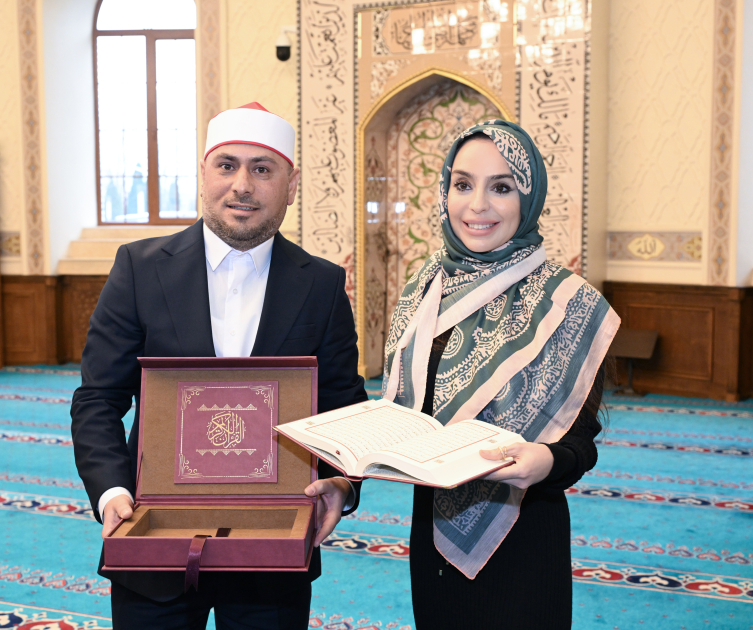 Leyla Aliyeva and Alena Aliyeva visit Juma Mosque (PHOTO)