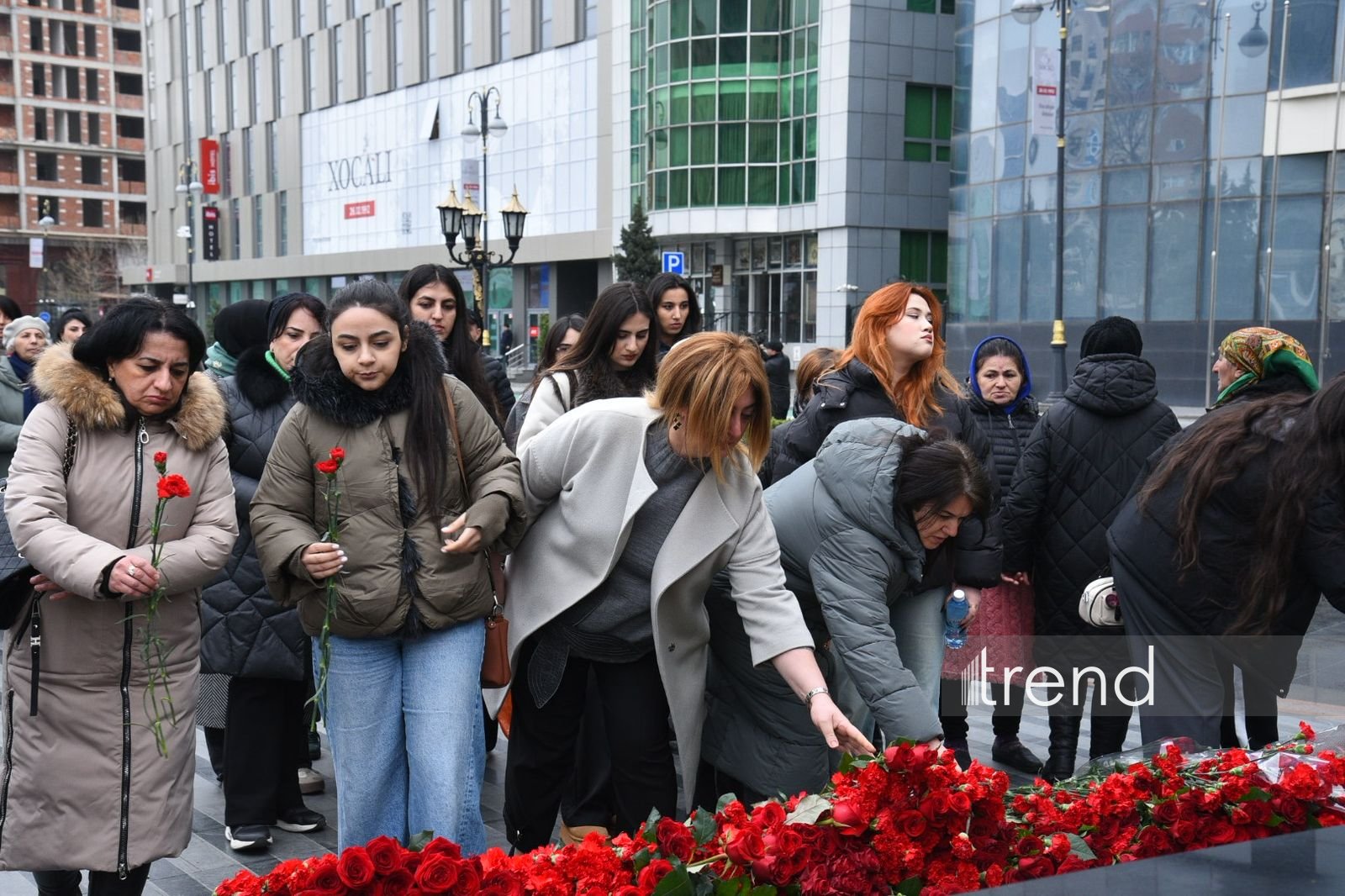 Azerbaijani people visit "Mother's Cry" monument on 34th anniversary of Khojaly genocide (PHOTO)