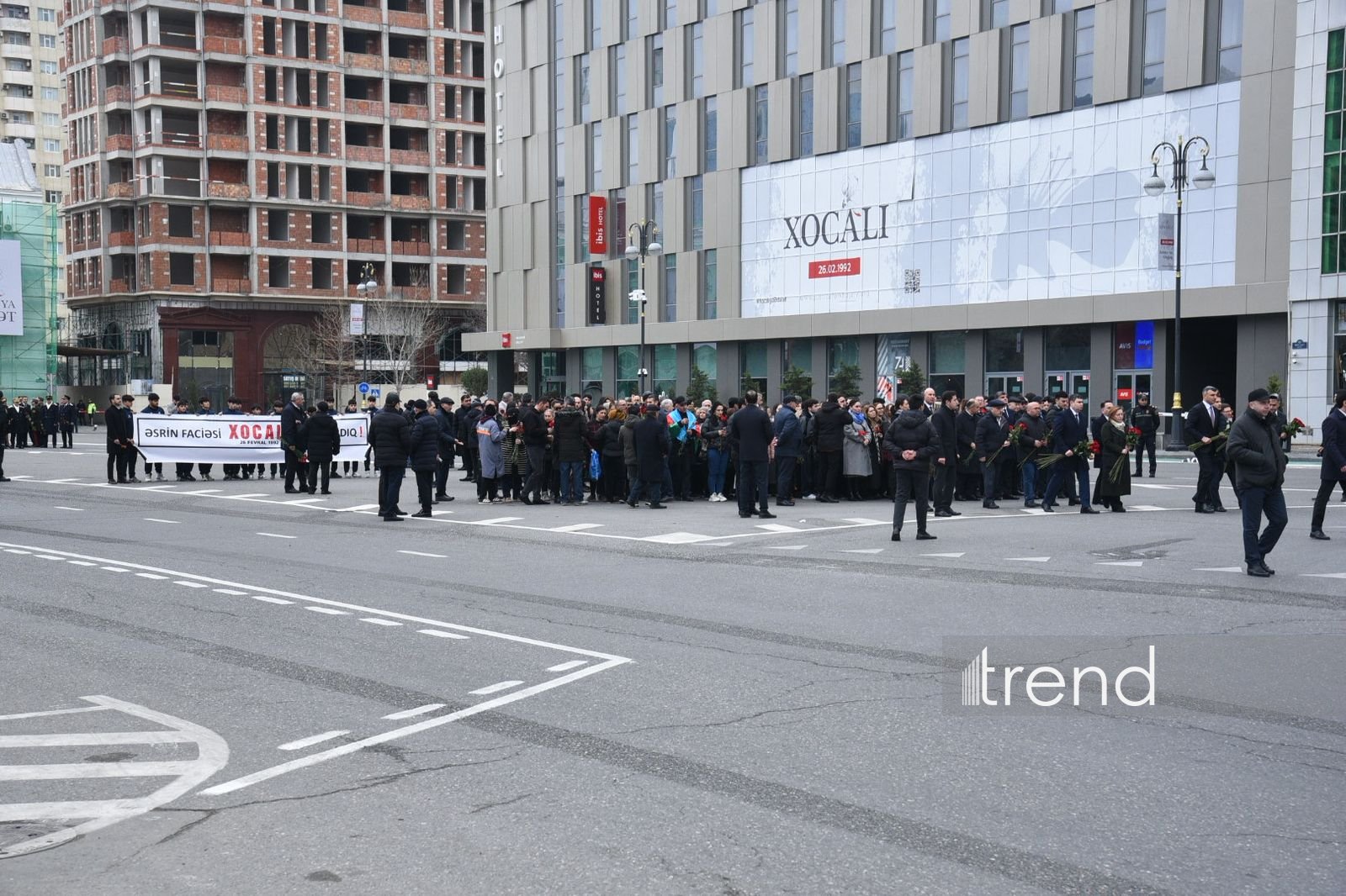 Azerbaijani people visit "Mother's Cry" monument on 34th anniversary of Khojaly genocide (PHOTO)