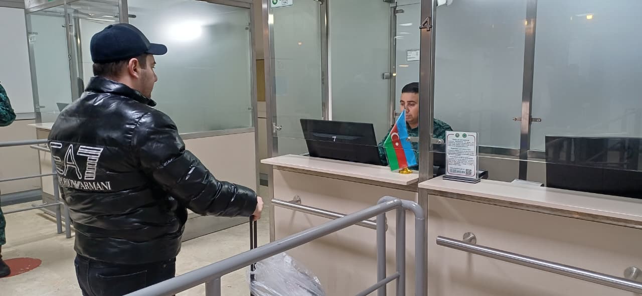 Azerbaijani citizens evacuate following US and Israeli strikes on Iran (PHOTO)