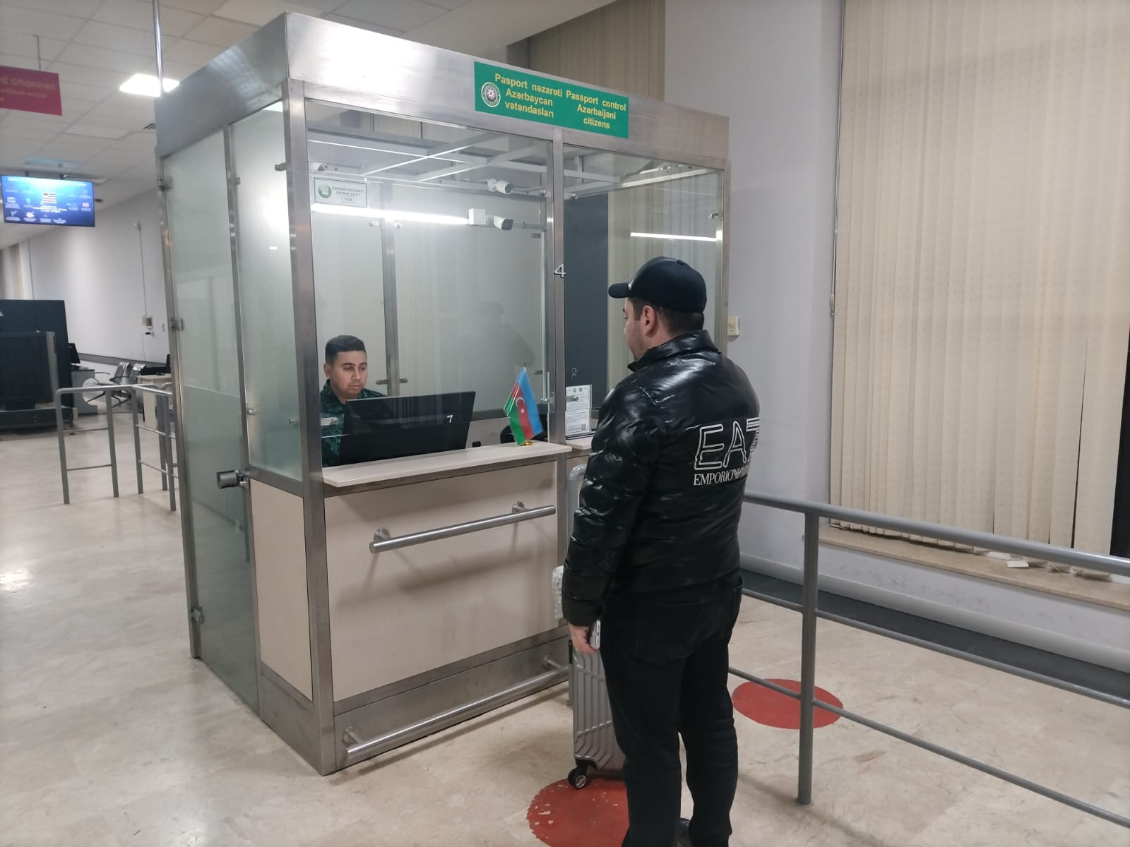 Azerbaijani citizens evacuate following US and Israeli strikes on Iran (PHOTO)