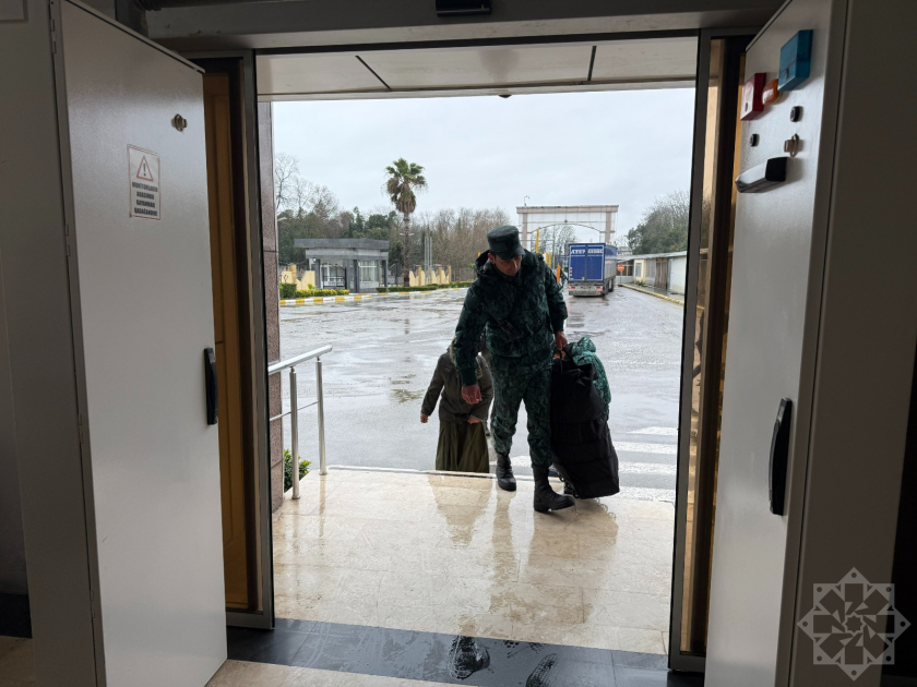 Evacuations continue as hundreds leave Iran for Azerbaijan (PHOTO)