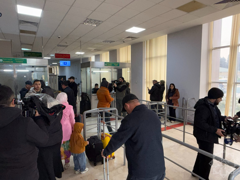 Evacuations continue as hundreds leave Iran for Azerbaijan (PHOTO)