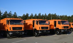 President Ilham Aliyev inspects household waste collection vehicles in Baku (PHOTO)