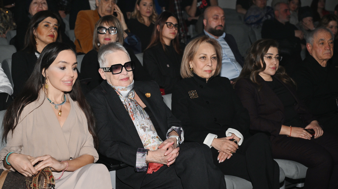 Leyla Aliyeva attends performance of "Oil Boom Smiles on Everyone" at National Youth Theater (PHOTO)
