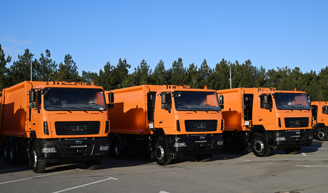 President Ilham Aliyev inspects household waste collection vehicles in Baku (PHOTO)