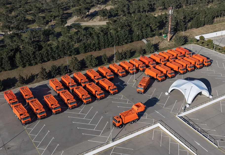 President Ilham Aliyev inspects household waste collection vehicles in Baku (PHOTO)