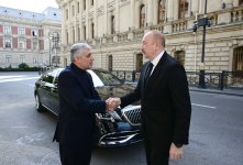 President Ilham Aliyev visits Iranian Embassy in Azerbaijan to offer condolences (PHOTO)