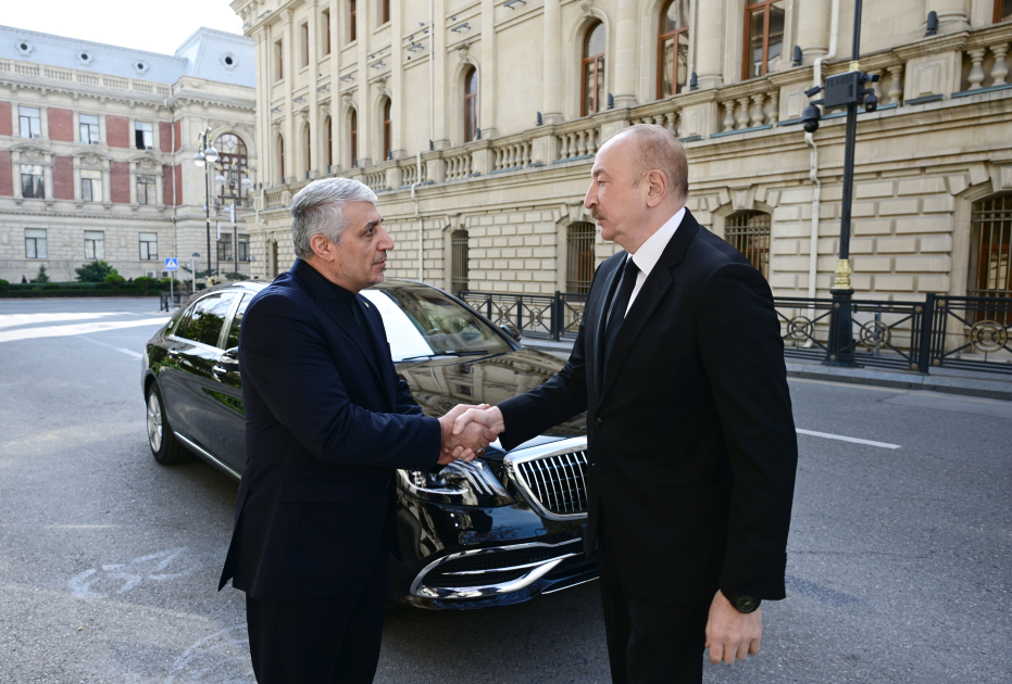 President Ilham Aliyev visits Iranian Embassy in Azerbaijan to offer condolences (PHOTO)