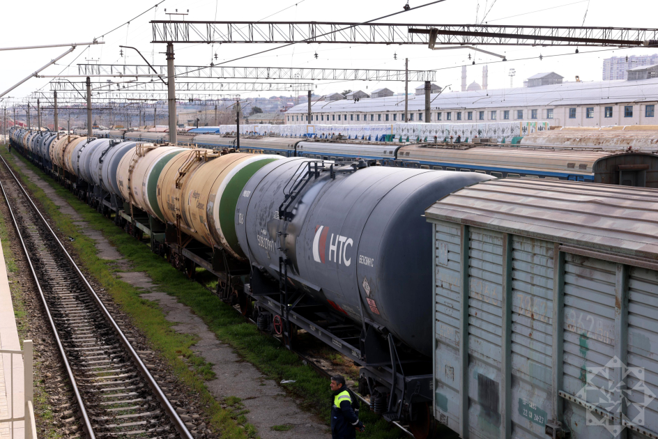 Azerbaijan sends oil products and Russian fertilizers to Armenia (PHOTO/VIDEO)