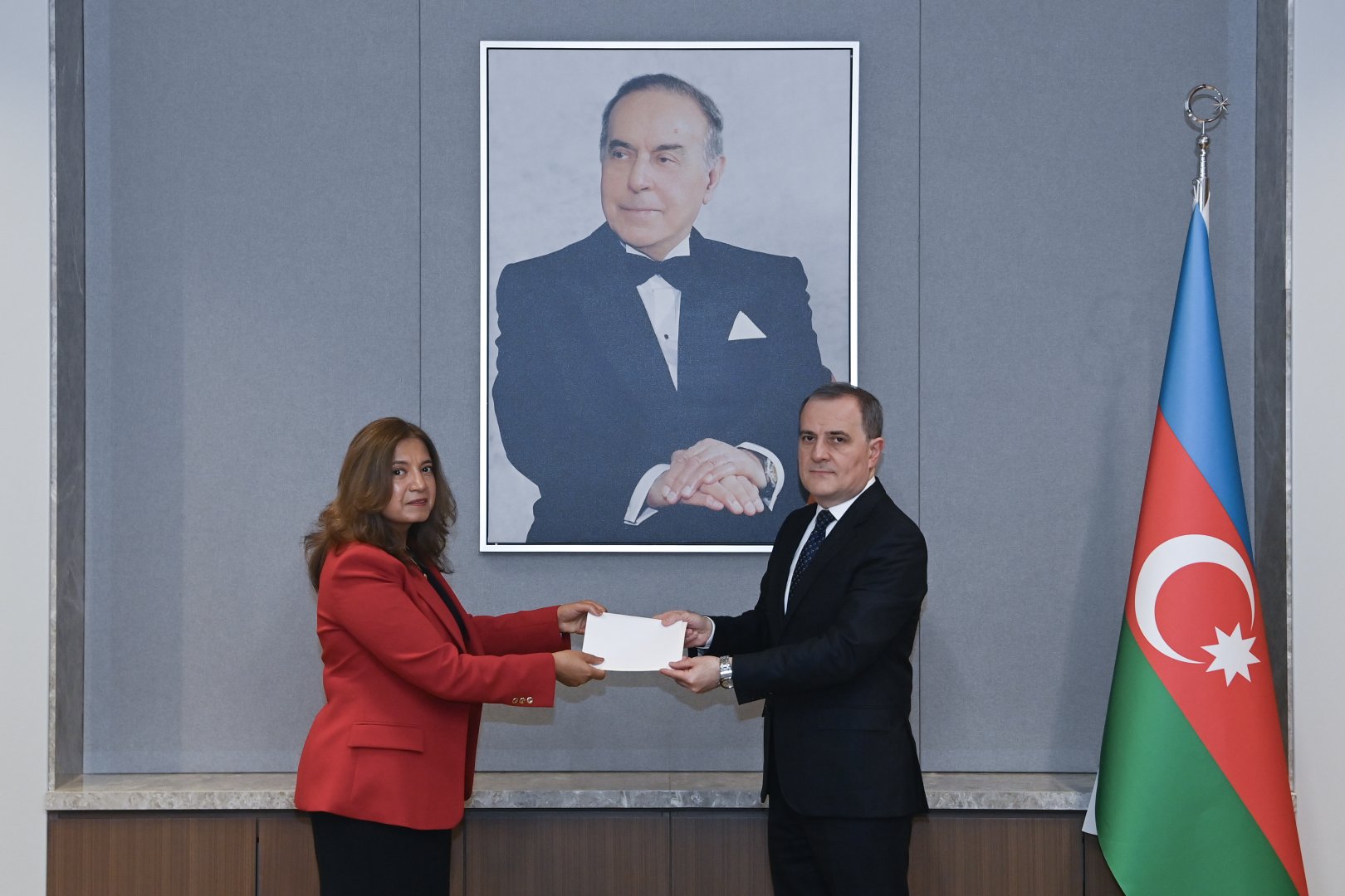 Azerbaijani FM discusses expanding political dialogue with Colombian ambassador (PHOTO)