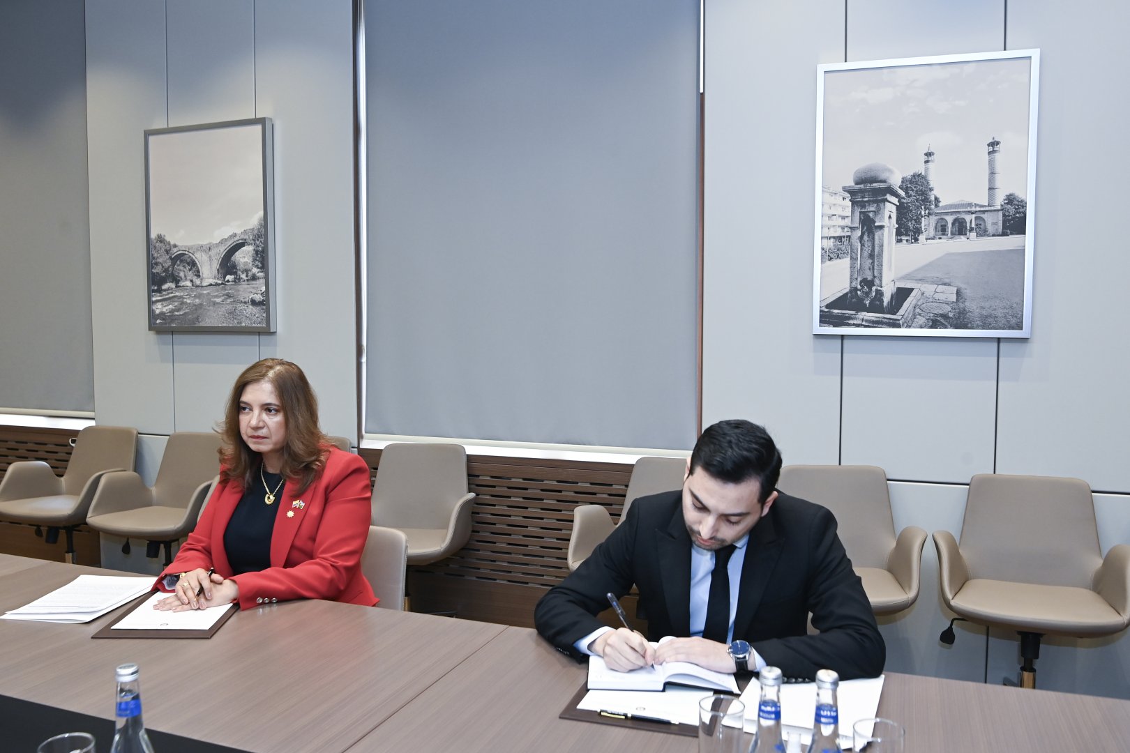 Azerbaijani FM discusses expanding political dialogue with Colombian ambassador (PHOTO)