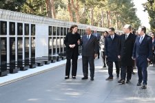 President of European Council visits Alley of Martyrs in Baku (PHOTO)