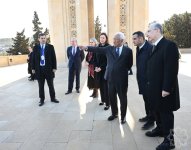 President of European Council visits Alley of Martyrs in Baku (PHOTO)