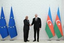 President Ilham Aliyev holds one-on-one meeting with President of European Council (PHOTO)