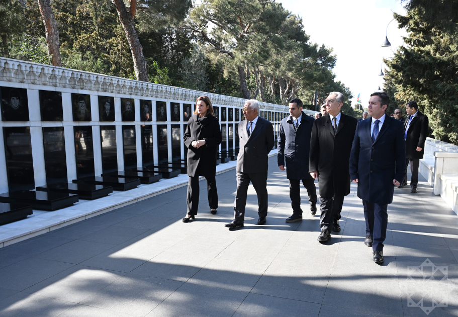 President of European Council visits Alley of Martyrs in Baku (PHOTO)
