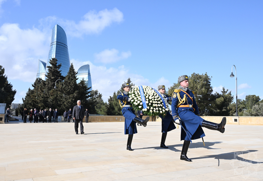 President of European Council visits Alley of Martyrs in Baku (PHOTO)