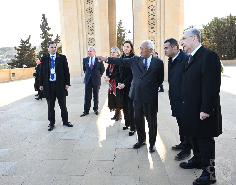 President of European Council visits Alley of Martyrs in Baku (PHOTO)