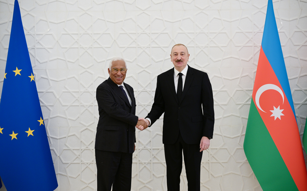 President Ilham Aliyev holds one-on-one meeting with President of European Council (PHOTO)