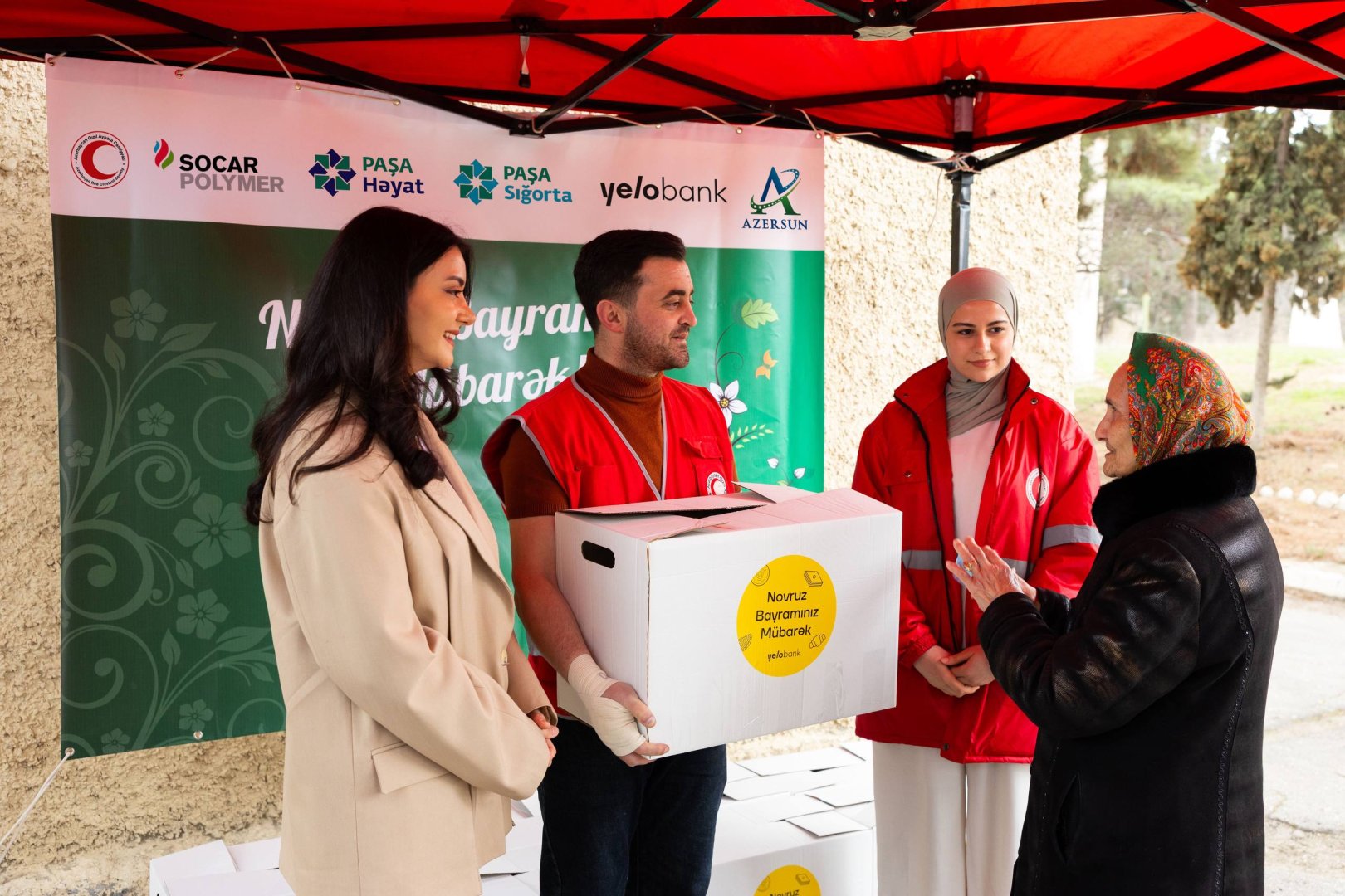 Yelo Bank shares holiday joy with underprivileged families (PHOTO)