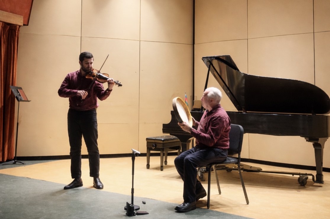 Connecticut state hosts "West Meets East" concert (PHOTO)