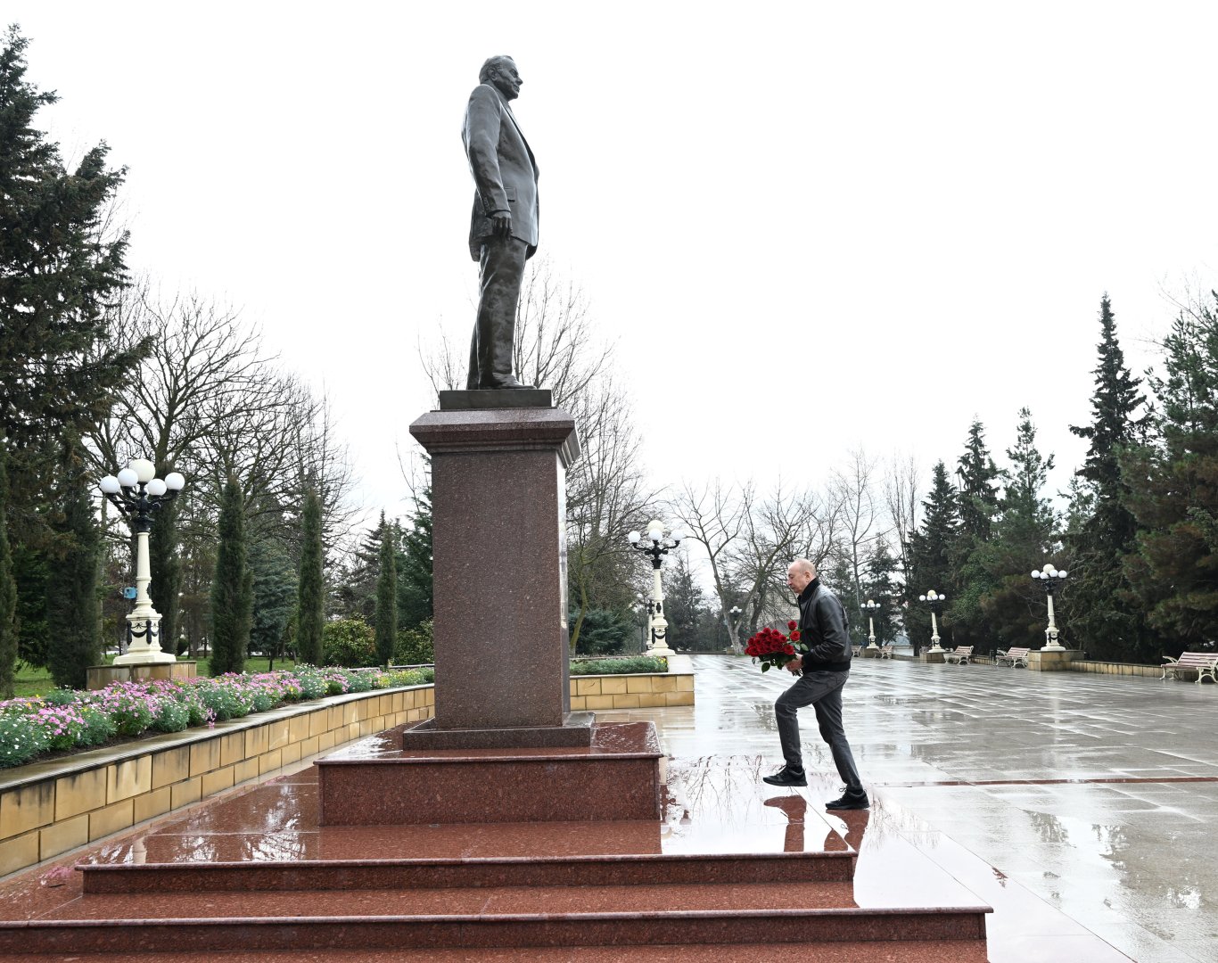 President Ilham Aliyev arrives in Shamakhi district for visit (PHOTO)