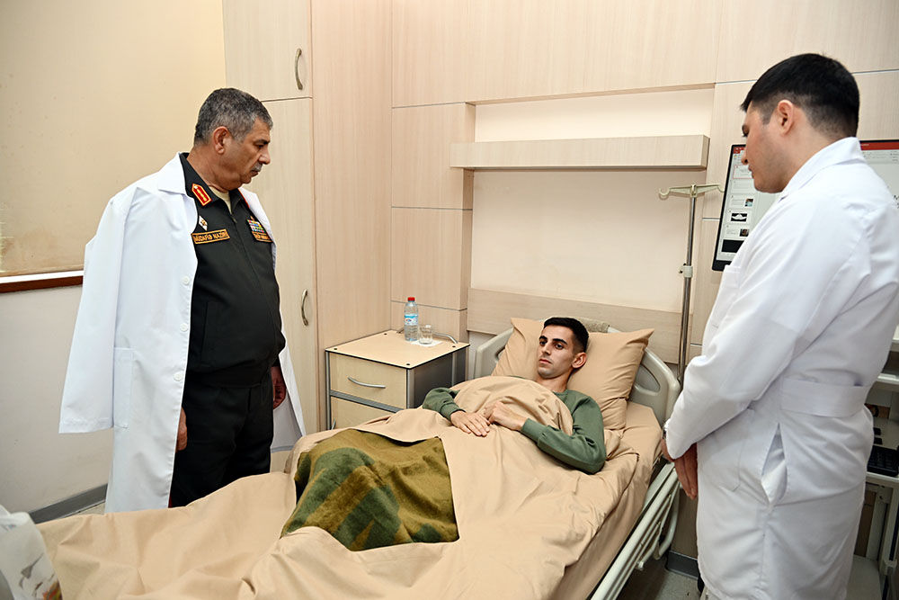 Azerbaijani Defense Ministry's leadership visits Military Hospital (PHOTO)