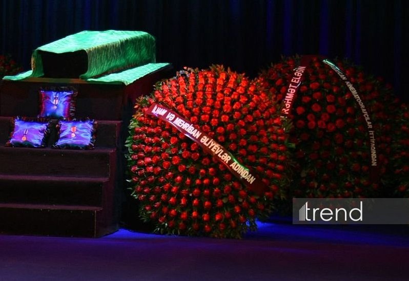 President Ilham Aliyev and First Lady Mehriban Aliyeva send wreaths to farewell ceremony of People's Artist Rasim Balayev (PHOTO)