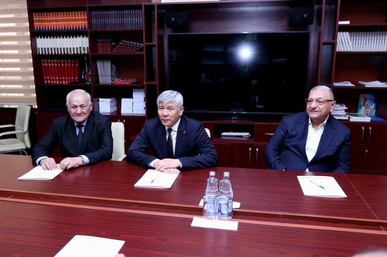 Azerbaijan presents 'Taraggi' medal to diaspora representative Akif Alaferdov (PHOTO)