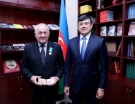 Azerbaijan presents 'Taraggi' medal to diaspora representative Akif Alaferdov (PHOTO)