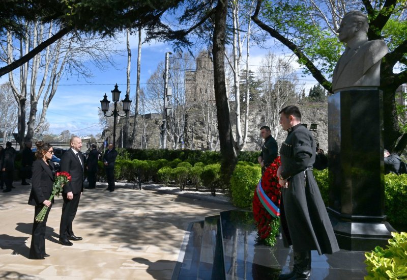 President Ilham Aliyev, First Lady Mehriban Aliyeva visit Statue of National Leader Heydar Aliyev in Tbilisi (PHOTO/VIDEO)