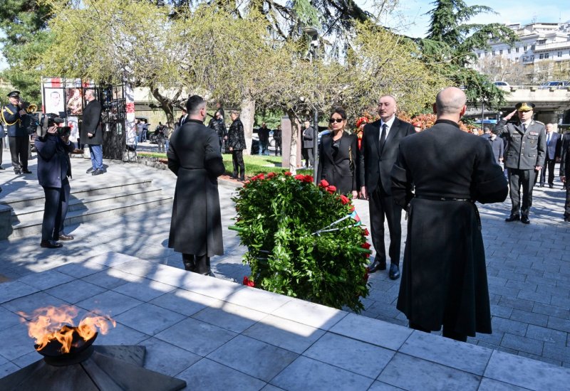 President Ilham Aliyev, First Lady Mehriban Aliyeva visit Heroes Memorial in Tbilisi (PHOTO/VIDEO)