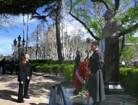 President Ilham Aliyev, First Lady Mehriban Aliyeva visit Statue of National Leader Heydar Aliyev in Tbilisi (PHOTO/VIDEO)