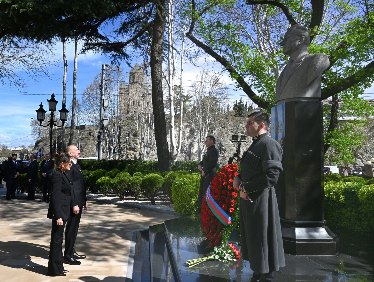 President Ilham Aliyev, First Lady Mehriban Aliyeva visit Statue of National Leader Heydar Aliyev in Tbilisi (PHOTO/VIDEO)