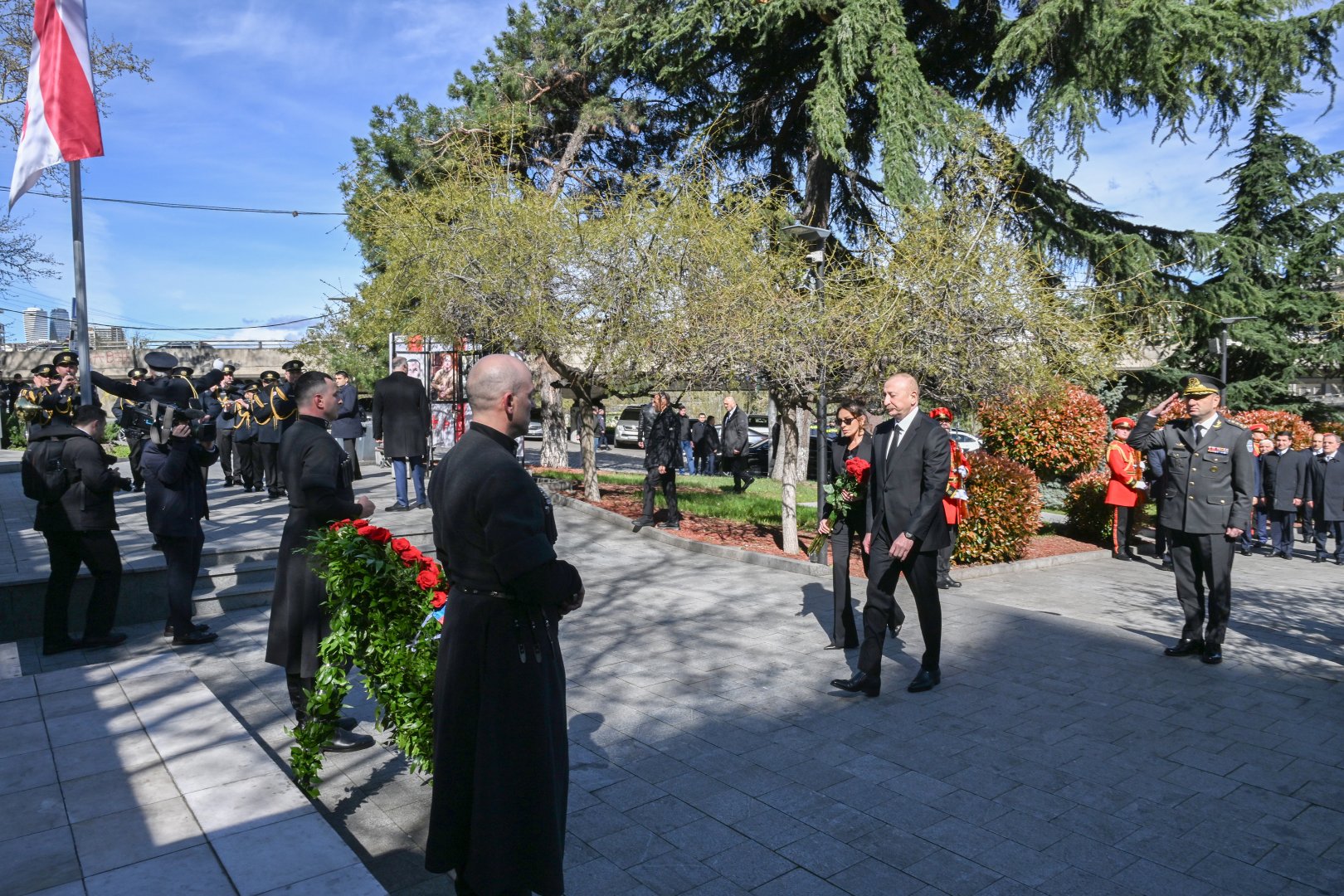 President Ilham Aliyev, First Lady Mehriban Aliyeva visit Heroes Memorial in Tbilisi (PHOTO/VIDEO)