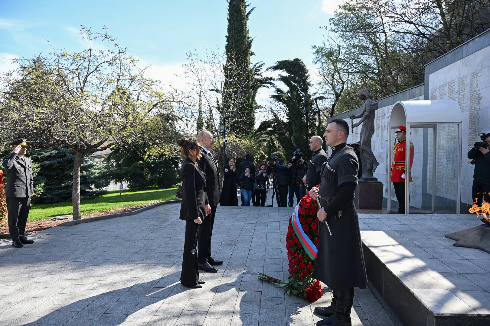 President Ilham Aliyev, First Lady Mehriban Aliyeva visit Heroes Memorial in Tbilisi (PHOTO/VIDEO)