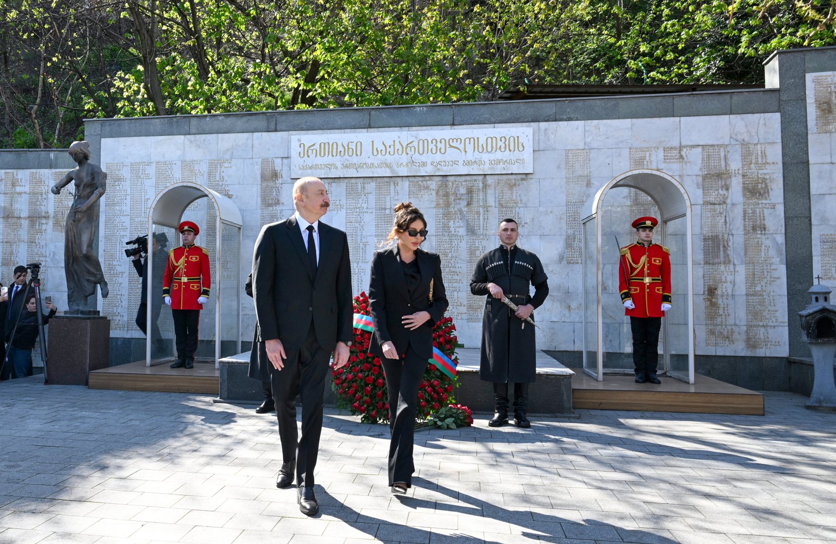 President Ilham Aliyev, First Lady Mehriban Aliyeva visit Heroes Memorial in Tbilisi (PHOTO/VIDEO)