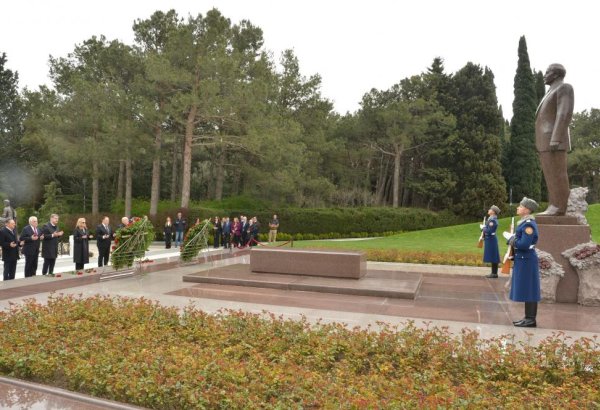 Türkiye, Northern Cyprus parliamentary reps pay tribute at Azerbaijan’s memorial sites (PHOTO)