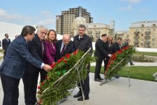 Türkiye, Northern Cyprus parliamentary reps pay tribute at Azerbaijan’s memorial sites (PHOTO)
